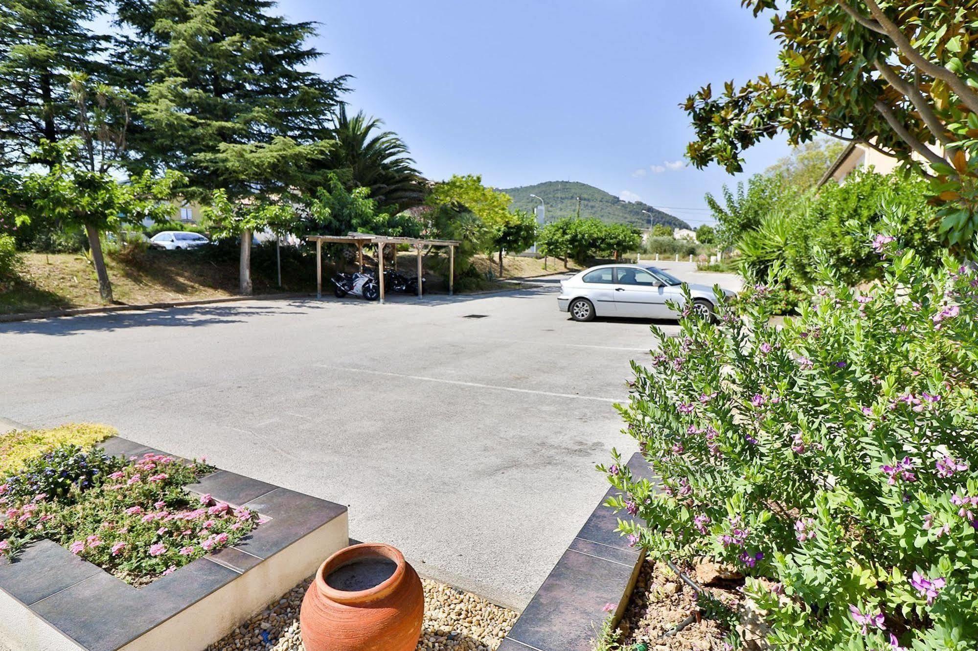 Hotel Le Coudon La Farlede Bagian luar foto